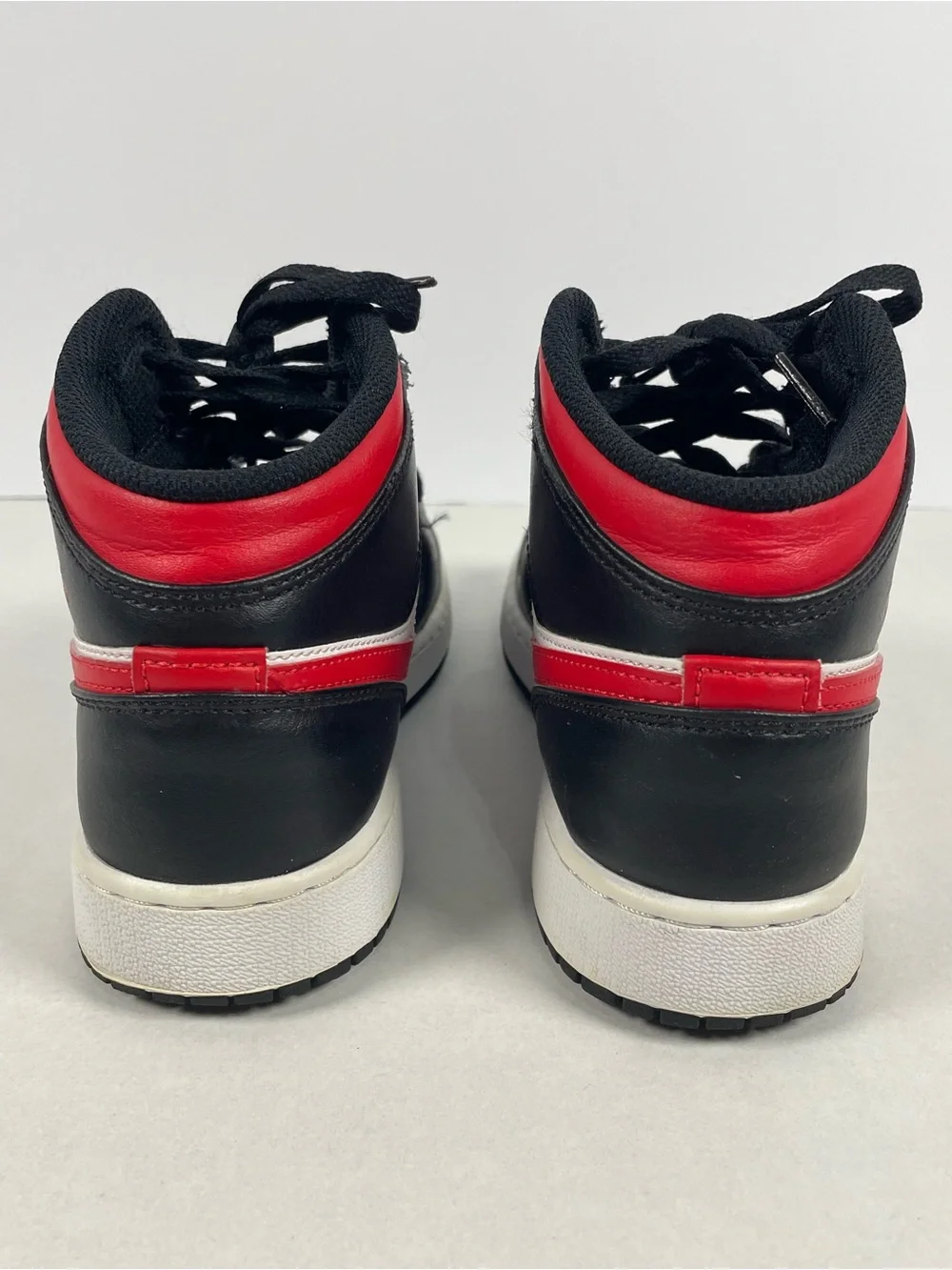 Nike Air Jordan 1 Mid GS 'Bred Toe' 2022 (554725-079) - Size 5.5Y / Women's 7